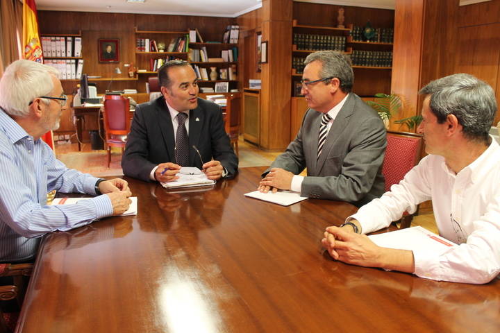 El delegado del Gobierno se reúne con Cruz Roja y Cáritas para tratar la llegada de refugiados sirios