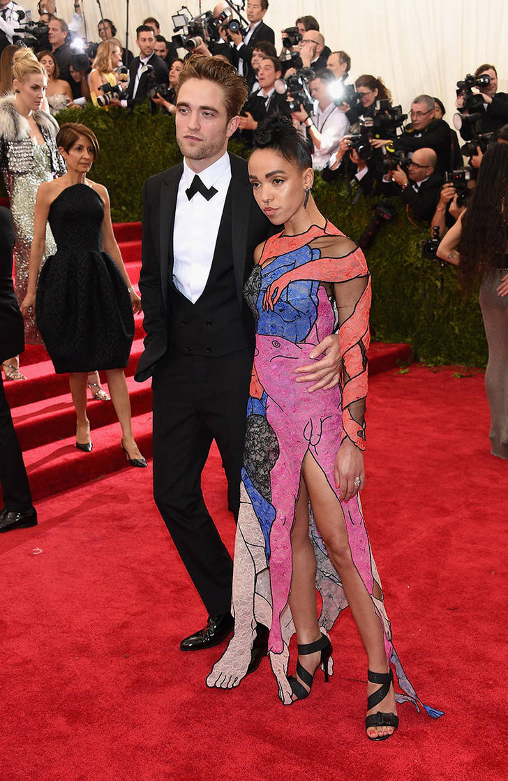 La boda entre Robert Pattinson y FKA Twigs se retrasa