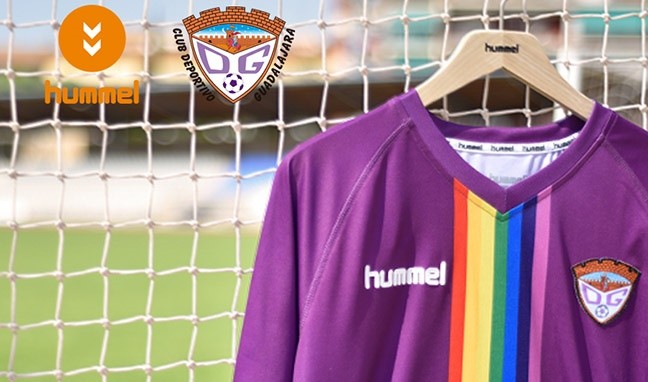 La nueva camiseta del Depor Guadalajara rinde homenaje al movimiento LGBT