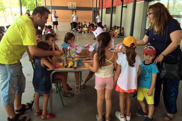 La concejala de Educación e Infancia, de visita en el campamento de verano del colegio La Paloma. Fotografía: Ayuntamiento de Azuqueca