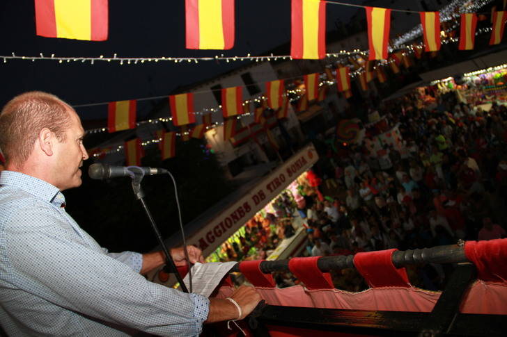 El desfile de carrozas y el chupinazo dan comienzo a las fiestas de Pareja