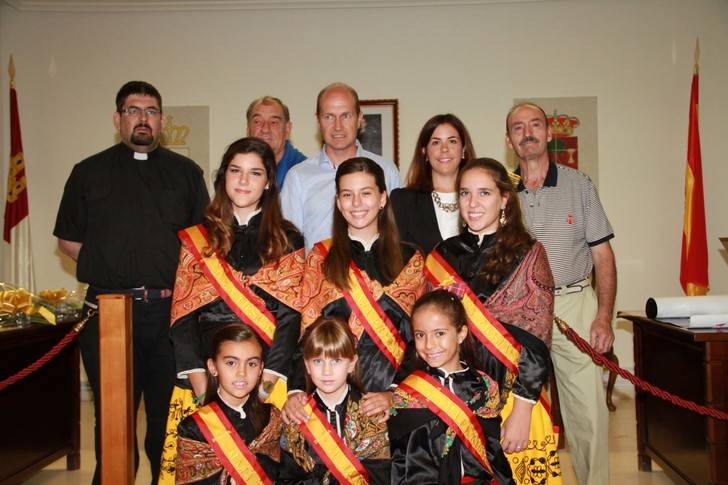 El desfile de carrozas y el chupinazo dan comienzo a las fiestas de Pareja