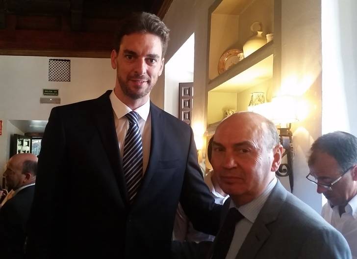 Latre asiste a la entrega del galardón Camino Real al deportista Pau Gasol en la Universidad de Alcalá