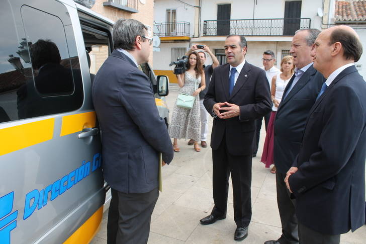 El delegado del Gobierno asiste al acto de entrega de un vehículo al Ayuntamiento de El Casar