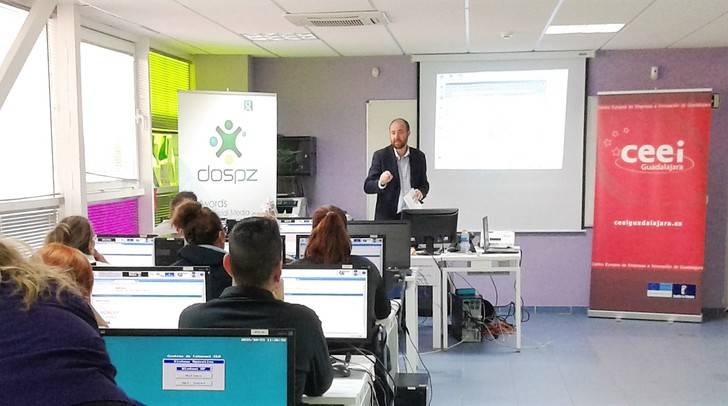 Emprendedores de Alovera aprenden a crear un negocio on line