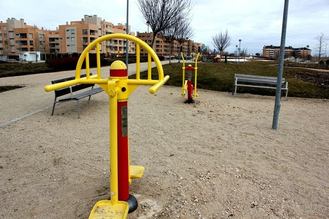 La Concejalía de Parques instala tres nuevos circuitos biosaludables en dos céntricos parques