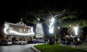 Las calles de Azuqueca estrenan una nueva iluminaci&#243;n navide&#241;a