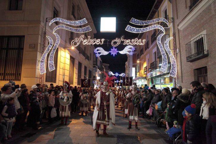 El frío no impide que miles de guadalajareños disfruten de la Cabalgata de los Reyes Magos de Oriente en Guadalajara