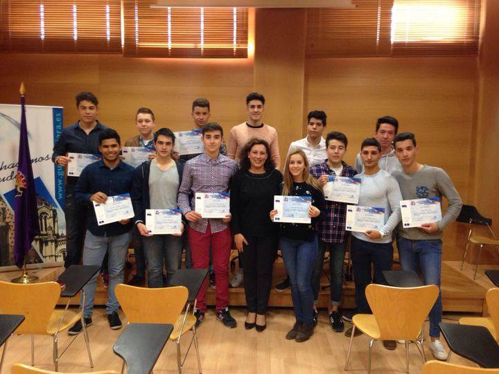 Verónica Renales entrega los diplomas y carnés a los participantes en el curso de Salvamento y Socorrismo organizado por la Concejalía de Juventud