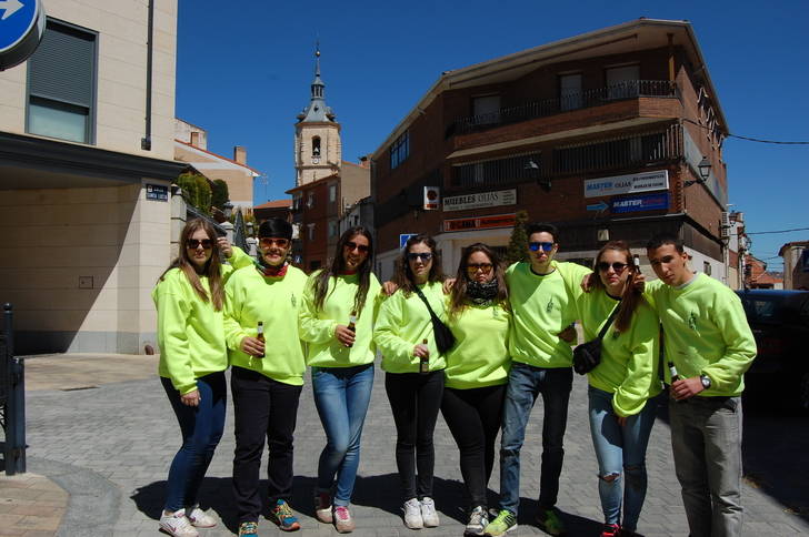 Los Quintos y Quintas del 98 de Yunquera de henares celebran la tradicional “Puesta del Mayo”