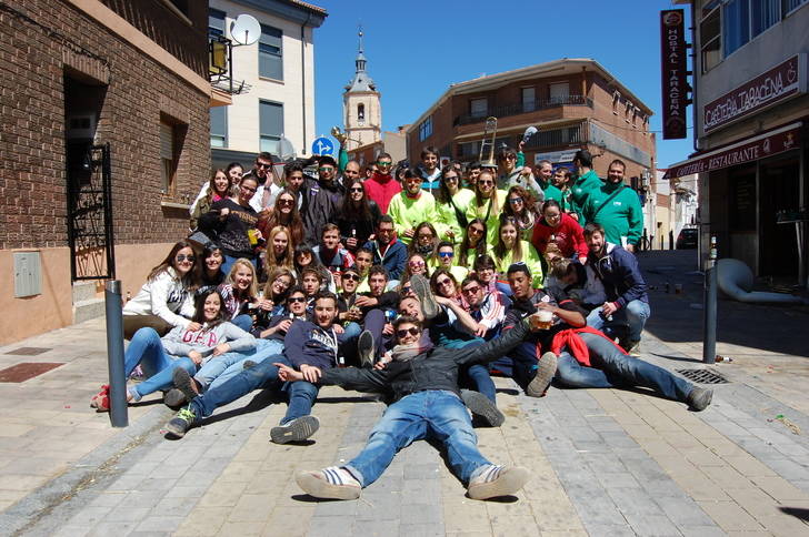 Los Quintos y Quintas del 98 de Yunquera de henares celebran la tradicional “Puesta del Mayo”