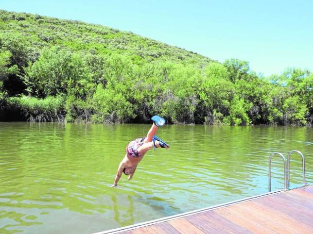 Buscan a un bañista de 35 años desaparecido en el pantano de Buendía