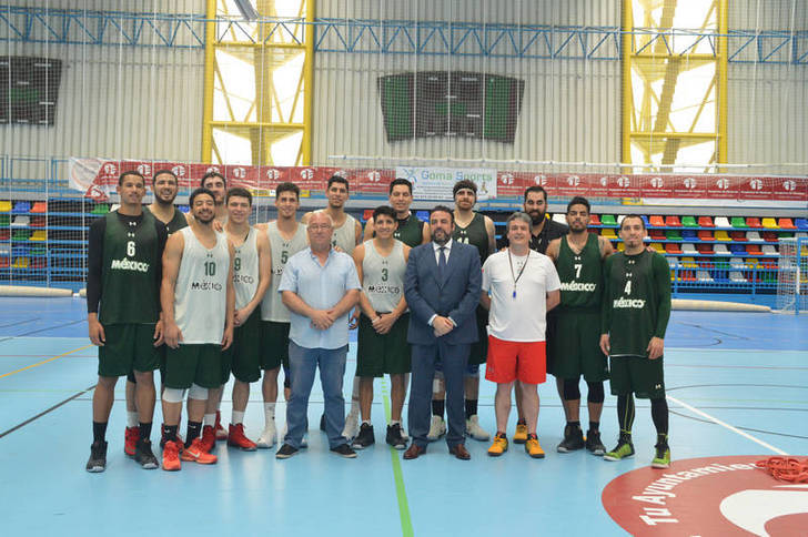 La selección mejicana de baloncesto entrena en el Ciudad de Azuqueca y la española de balonmano playa, en el San Miguel