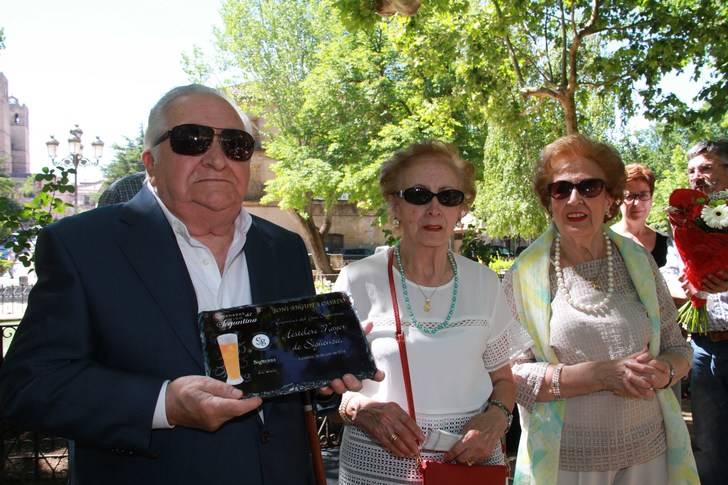 Boni Anguita y los hosteleros de posguerra, estrenan el premio al 'Fino seguntino'