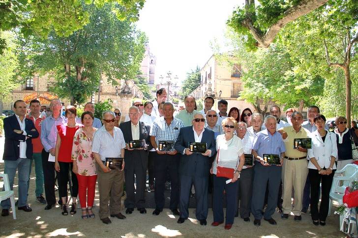 Boni Anguita y los hosteleros de posguerra, estrenan el premio al 'Fino seguntino'