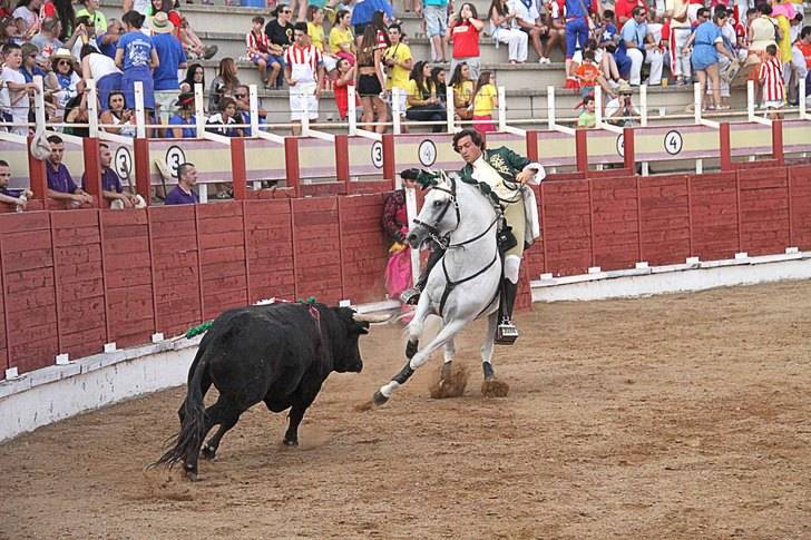 Puerta grande para los dos caballeros de la novillada de rejones