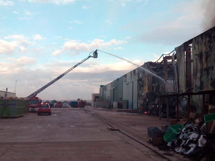 Extinguido el fuego en la nave de tratamiento de pasta de pan de Chiloeches