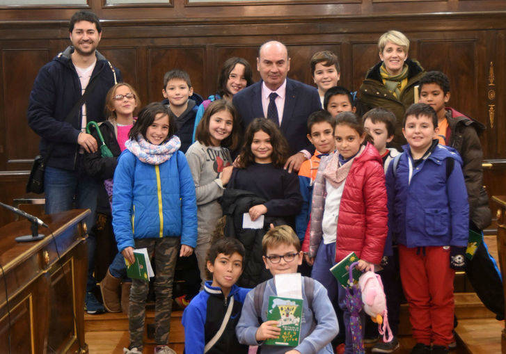 Escolares del colegio "Virgen de las Candelas" de Torrejón del Rey visitan el Palacio Provincial