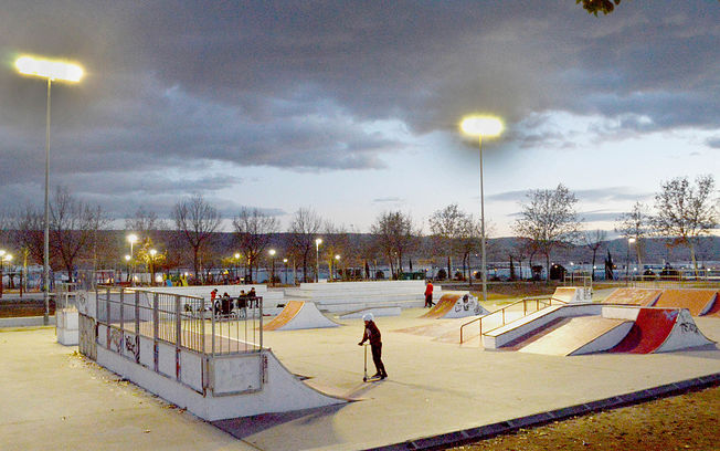 La pista de skate del parque de La Quebradilla con la nueva iluminación. Fotografía: Álvaro Díaz Villamil / Ayuntamiento de Azuqueca