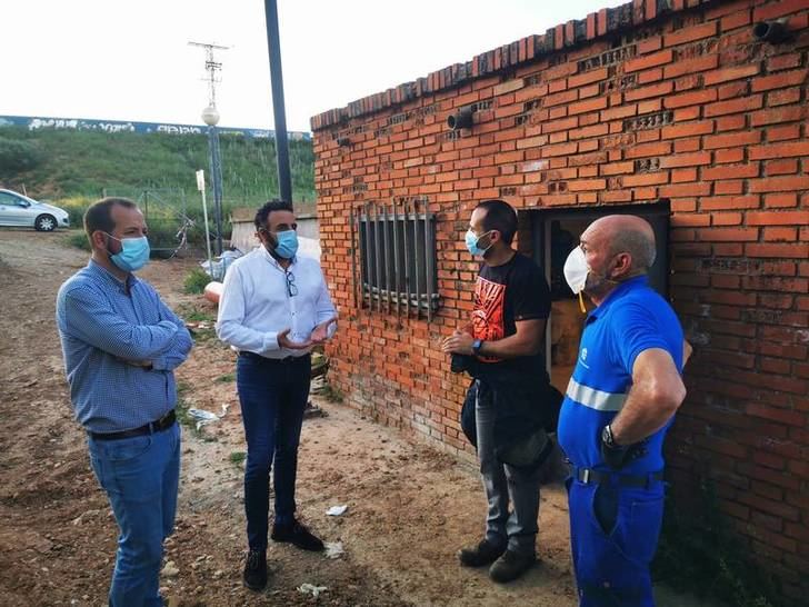 El alcalde, José Luis Blanco, ha acudido a conocer la situación en los depósitos de agua potable del municipio, acompañado por el concejal de Ciudad Sostenible, Antonio Expósito.