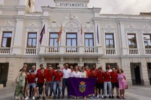 La alcaldesa recibe al FS Ciudad de Guadalajara tras su ascenso a Segunda B