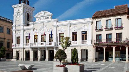 El Ayuntamiento de Guadalajara realiza una limpieza y restauración de la escultura de Neptuno de la Plaza del Jardinillo