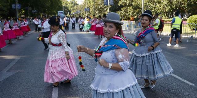 3.000 bailarines bolivianos desfilaron en honor a la virgen de Urkupiña en el Paseo del Prado de Madrid