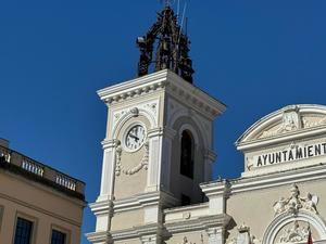 Las campanas del reloj del ayuntamiento dejan de sonar por el peligro de estabilidad de la torre del campanario