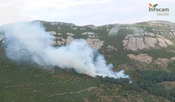 El incendio de Cantalojas sigue activo y preocupa que pueda llegar al Parque Natural de Tejera Negra