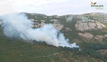 Un helicóptero del Infocal colabora en la extinción de un incendio declarado en Cantalojas : 12 medios y 47 personas trabajan en su extinción