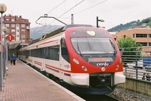 El tren Guadalajara-Chamart&#237;n se ha detenido a las 8:25 por una aver&#237;a en la se&#241;alizaci&#243;n en las inmediaciones de Atocha y un pasajero ha accionado la palanca de emergencia, seg&#250;n Renfe