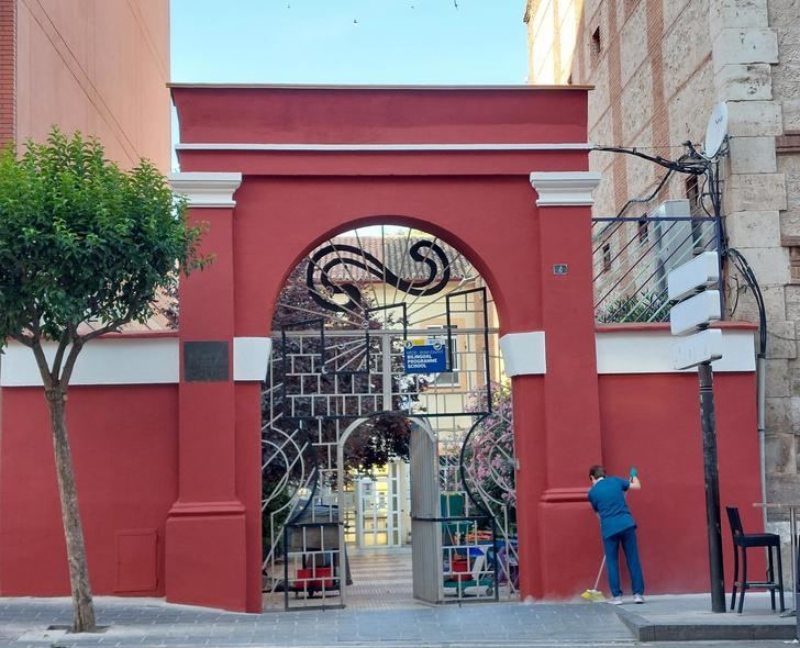 El instituto Castilla luce ya una nueva cornisa en el arco de entrada al centro tras haberse desprendido algunos cascotes hace un mes