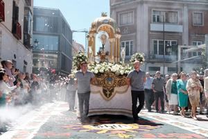 La procesión del Corpus Christi recorrió las calles de Guadalajara tapizadas con alfombras de colores y cantueso