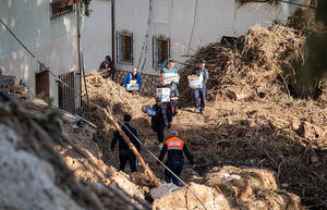 Equipos de rescate se abren paso en el casco antiguo de Letur y por el r&#237;o para buscar a los cinco desaparecidos 