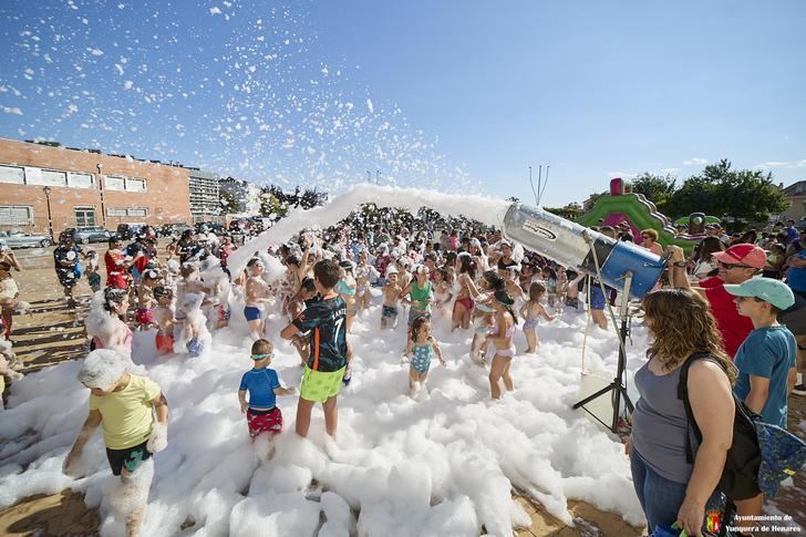 Calor y diversión en la fiesta de la espuma de Yunquera de Henares