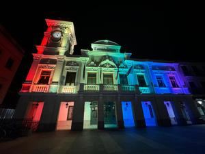 El Ayuntamiento de Guadalajara ilumina su fachada con los colores del arco&#237;ris por el d&#237;a del Orgullo LGTBI