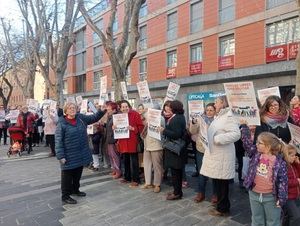 Concentraci&#243;n de familias de Guadalajara ante la Subdelegaci&#243;n del Gobierno : &#34;Familias LIBRES para educar&#34;