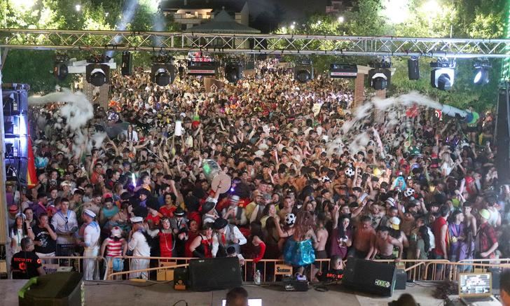 Miles de peñistas se echaron a la calle para disfrutar de un apoteósico comienzo festivo, con el desfile, el pregón de “La Bodega” y la sesión disco “Dream Team Reload”