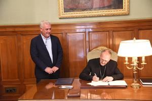 Jos&#233; Luis Vega y monse&#241;or Ruiz Martorell firman tres convenios de colaboraci&#243;n entre Diputaci&#243;n y Obispado 