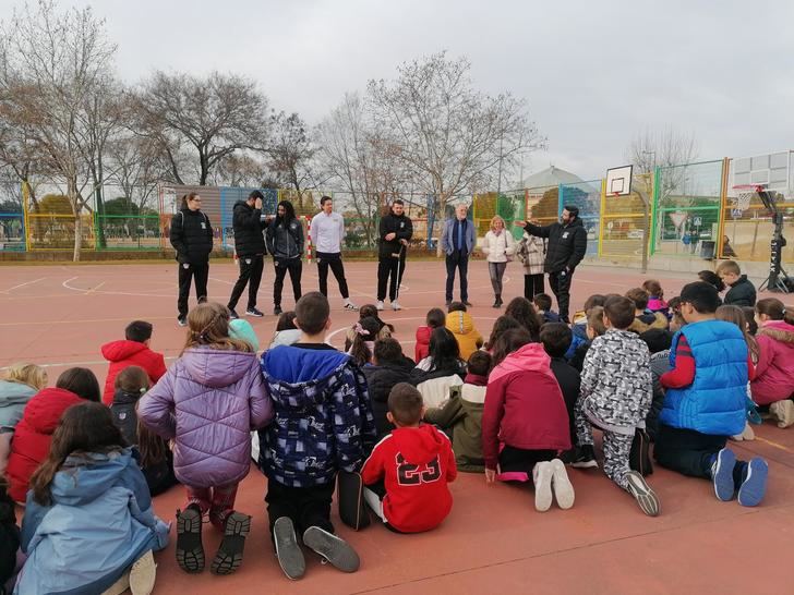 El Guadalajara Basket acerca el baloncesto al alumnado de Villanueva de la Torre