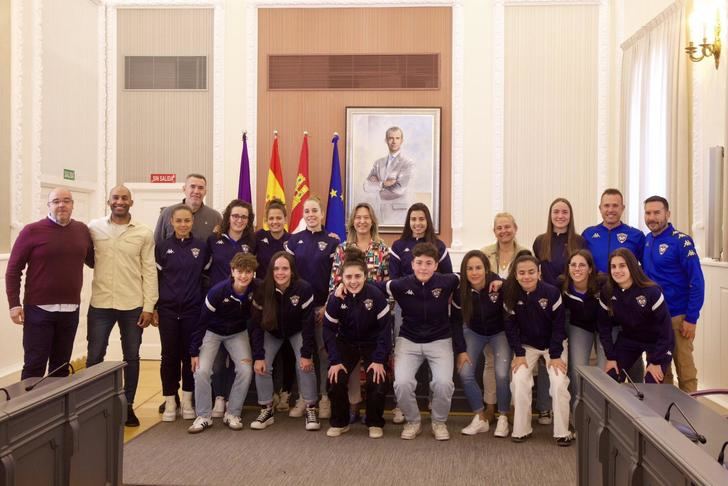 La alcaldesa de Guadalajara recibe al Deportivo Femenino que es ya de Tercera