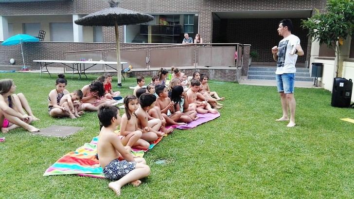 La campaña de animación a la lectura ‘Bibliopiscina’ recorre este verano ocho urbanizaciones de Valdeluz