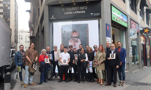 El cabanillero Juan Solo expone sus “objetos encontrados” en la Gran Vía de Madrid