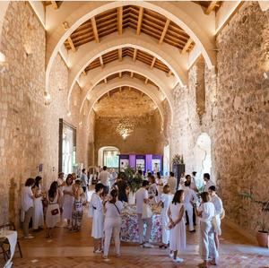 Autoridades, acad&#233;micos del perfume, expertos y personalidades de la cultura visitan los campos de lavanda de Brihuega 