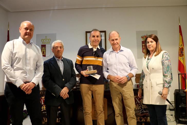 Pareja celebra el Día del Libro, entregando los premios de los concursos del Abril Cultural