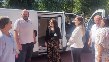 Mercadona dona una furgoneta a la Residencia Juan Pablo II para facilitar su labor de reparto de alimentos 