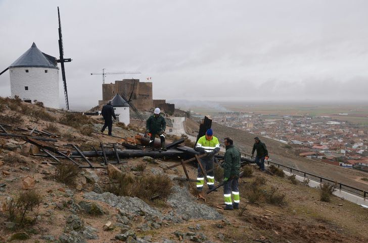Consuegra ya trabaja a fondo para recuperar su emblemático Cerro Caldérico por los daños causados por el viento