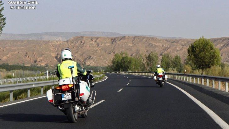 Interceptado un motorista sin casco a 135 km/hora en la A-2 en Guadalajara