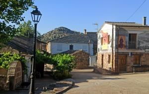 El mural "La abuela de Naharros", de Zaida Escobar, subraya el esfuerzo de las mujeres de la Sierra Norte 