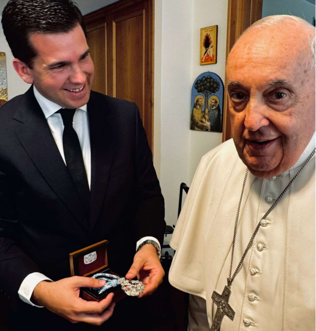 Su Santidad el Papa Francisco ha recibido la medalla de la Real e Ilustre Cofrad&#237;a de Nuestra Se&#241;ora la Virgen de la Antigua